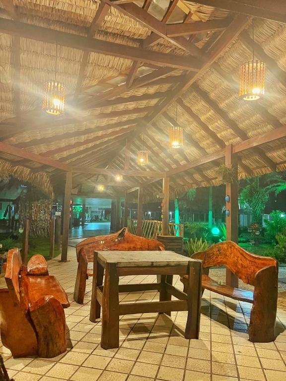 Área externa coberta do Sistcep Praia Hotel à noite