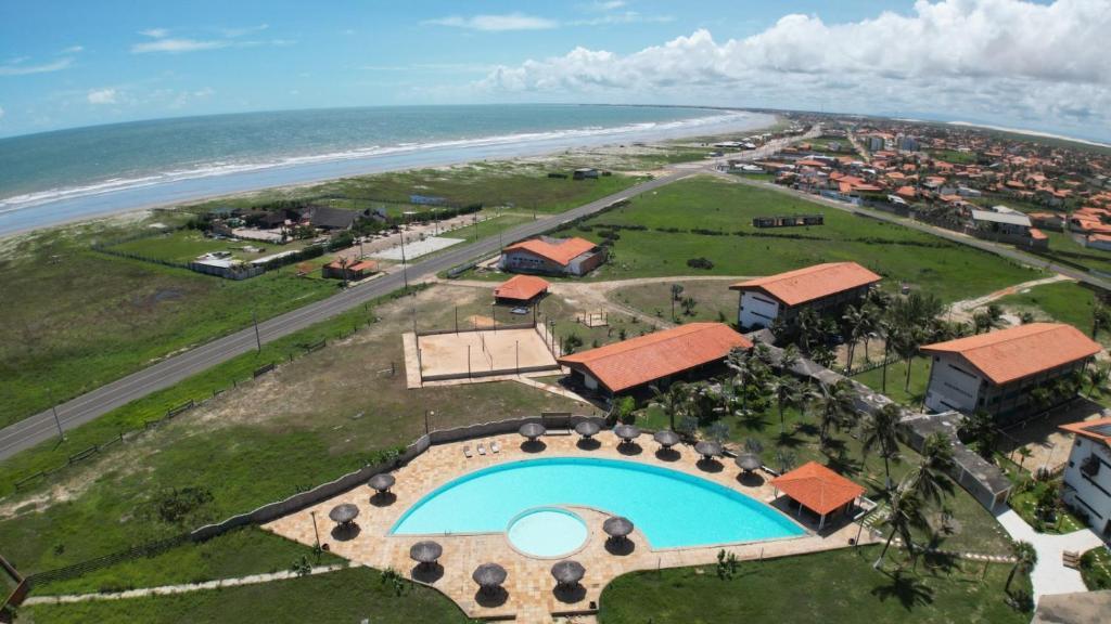 Vista aérea do Sistcep Praia Hotel, piscina e Praia de Atalaia